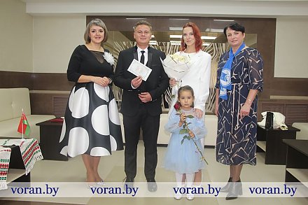 В рамках Недели родительской любви лидер районной организации Белорусского союза женщин Елена Ястремская чествовала молодоженов