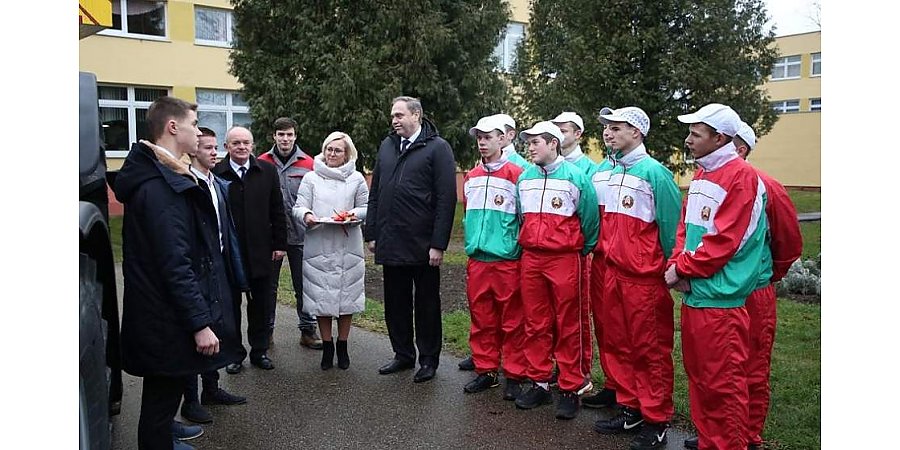 Председатель облисполкома Владимир Караник передал трактор МТЗ-3022 Скидельскому сельскохозяйственному лицею