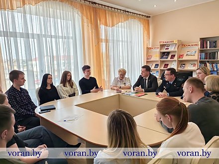 Диалог о главном. Накануне Дня Конституции в Вороновской библиотеке развернулась живая дискуссия