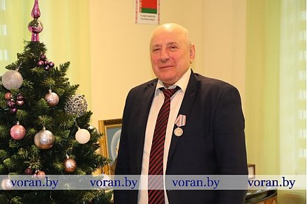 В канун рождественских и новогодних праздников директор сельхозпредприятия «Гирки» Тадеуш Мушинский награжден медалью «За трудовые заслуги»