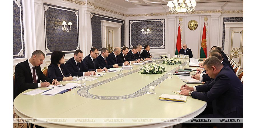 "Конспирология" переговоров с Путиным, суверенитет и пожелание к России. Подробности совещания у Лукашенко