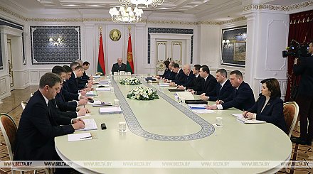 От системы закупок до финансовой грамотности. Александр Лукашенко собрал на совещание руководство Совмина
