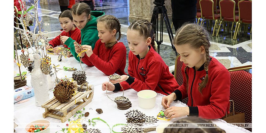 Сказочное шоу и подарок от Президента. Как проходят новогодние утренники во Дворце Независимости