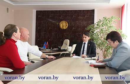Вопросы трудоустройства и соседских споров стали главными в приемный день председателя Вороновского райисполкома Василия Шлыка