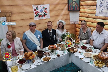 На абласным фестывалі “Скарбы Гродзеншчыны” воранаўскія культработнікі рэканструявалі вясельны абрад 1969 года
