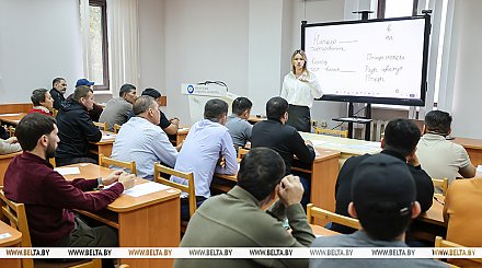 Экзамен по русскому языку для трудящихся мигрантов впервые прошел в Минске. Как это было?