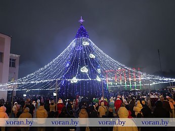 Сказка начинается! В Вороново зажглись огни на главной елке и иллюминация поселка