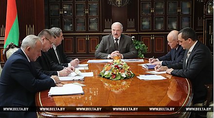 Лукашенко поручил к 7 ноября завершить уборочную и поторопил с подготовкой земли к весенним работам