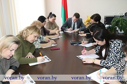 Супрацоўнікі Воранаўскага райвыканкама і сектара культуры напісалі дыктоўку ў Міжнародны дзень роднай мовы
