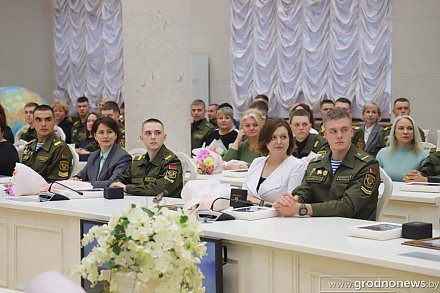 Министр обороны Виктор Хренин наградил солдат-срочников Гродненщины за отличную службу