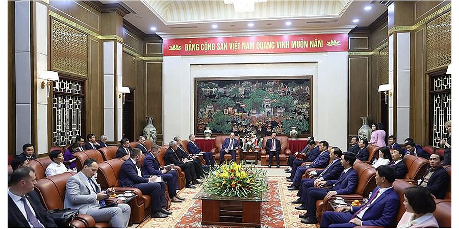 МАЗы, молочная продукция и вопросы экологии. О чем договаривается Роман Головченко во Вьетнаме