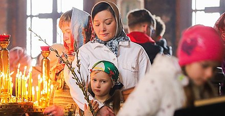 Православные верующие празднуют Вход Господень в Иерусалим - Вербное воскресенье