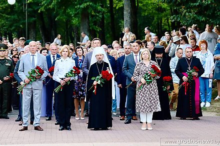 У рамках святкавання Дня беларускага пісьменства ў Лідзе прайшла ўрачыстая цырымонія ўскладання кветак і вянкоў да Кургана Бессмяротнасці