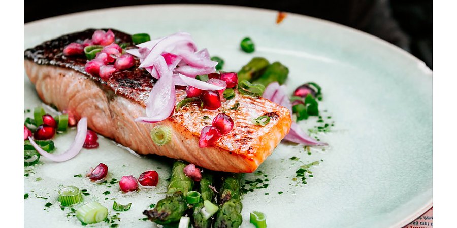 Врач рассказал, какие продукты стабилизируют давление. Что включим в рацион?