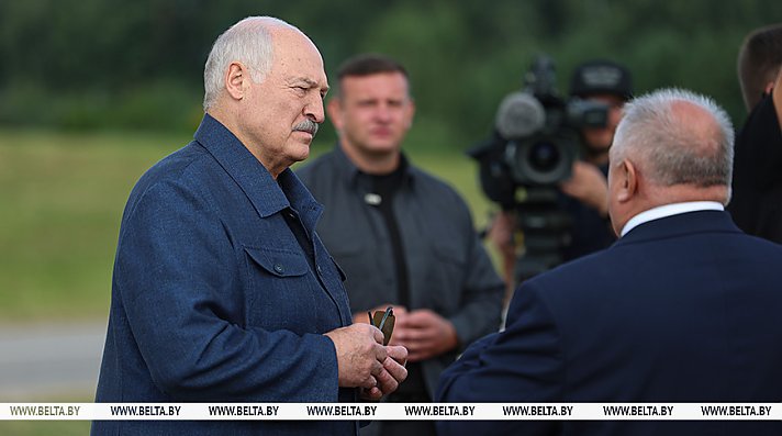 Александр Лукашенко приехал на поле в Минском районе - поблагодарить передовиков жатвы за высокие показатели