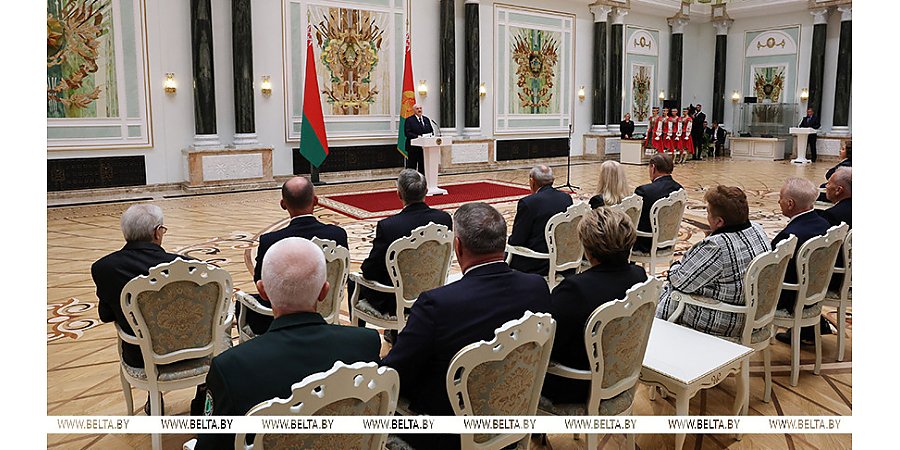 Александр Лукашенко в преддверии Дня народного единства вручил госнаграды заслуженным представителям различных сфер