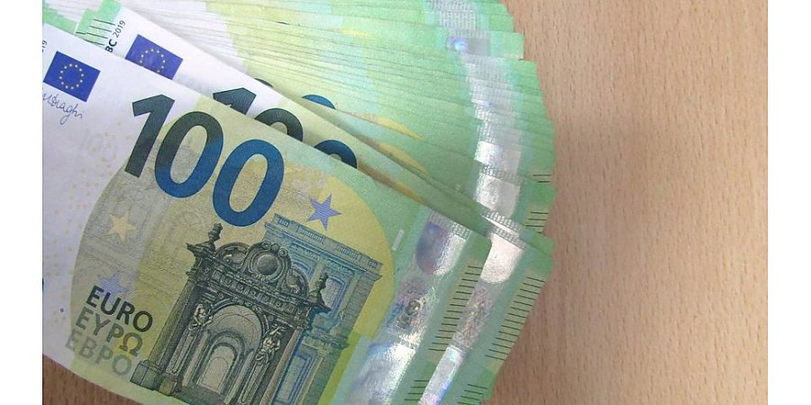 Мужчина пытался скрыть от таможенного контроля 5 тыс. евро в упаковке с салфетками