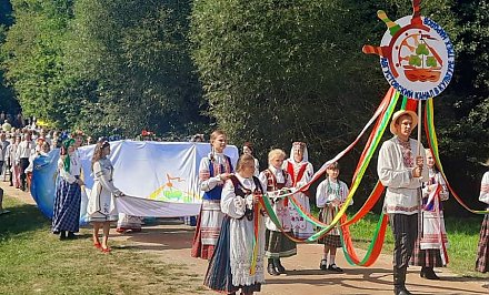 Фотофакт: на Августовском канале проходит фестиваль народного творчества «Августовский канал в культуре трех народов»