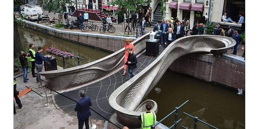 В Амстердаме установили первый в мире стальной мост, напечатанный на 3D-принтере