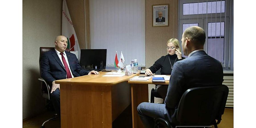 «В том и сильна власть, что она делает все своевременно, и проблемы не становятся застарелыми болячками». Юрий Караев провел прием граждан в общественной приемной РОО «Белая Русь»