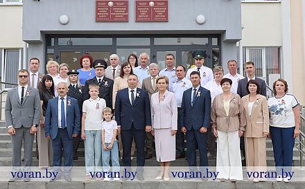 Сила Беларуси — в героическом прошлом и созидательном настоящем. В Вороновском райисполкоме состоялся торжественный прием земляков, чьи имена украсили обновленную Доску Почета в День Независимости