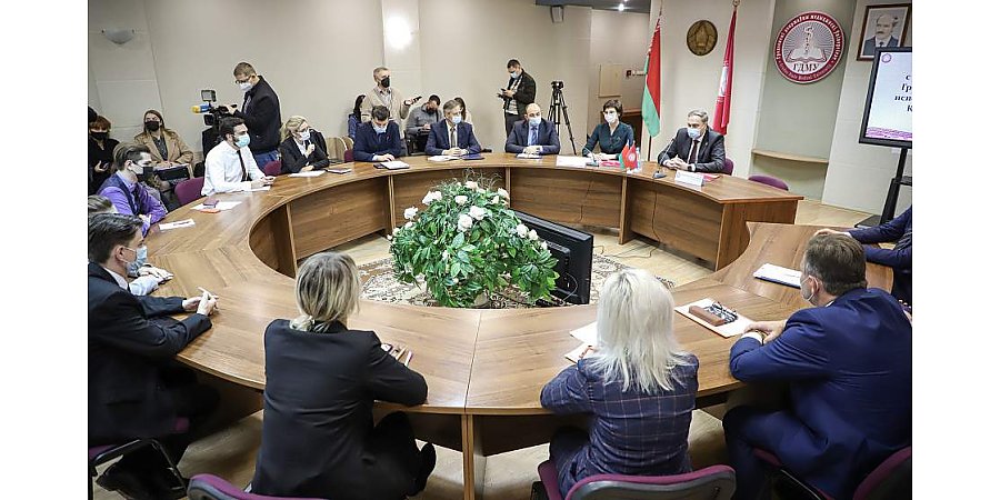 Важность вакцинации и перспективы региона. В Гродненском медуниверситете прошла диалоговая площадка с участием Владимира Караника