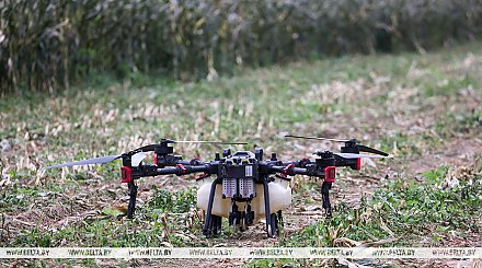 "Замечательная вещь". Александр Лукашенко оценил применение дронов в сельском хозяйстве