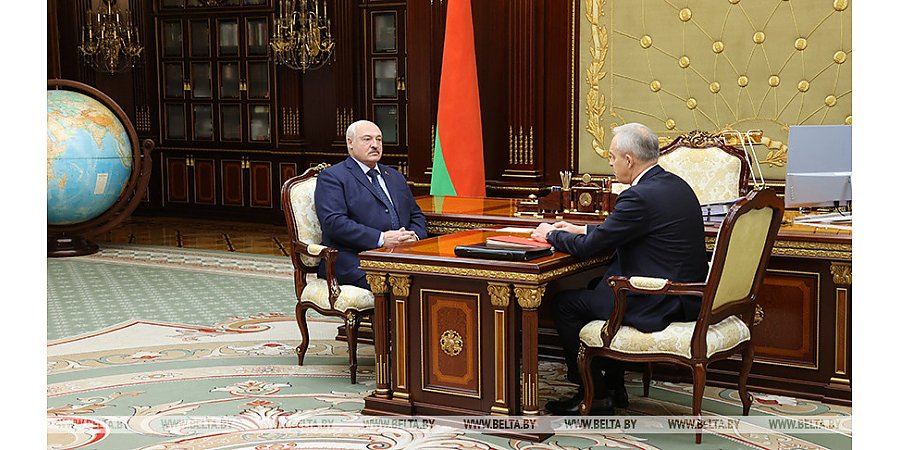Александр Лукашенко принял с докладом главу Администрации Президента