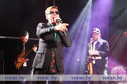 Мощь. Драйв. Эмоции. На «Дожинках» в Вороново выступила кавер-группа «Брэнд Бэнд»