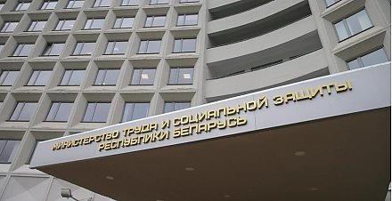 "Помощник по уходу" взамен "сиделки". В Беларуси изменили единый квалификационный справочник