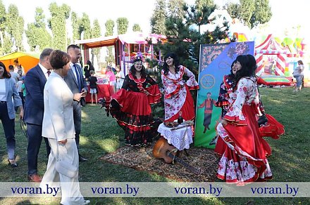 У сяброўскім коле. Культурны каларыт прадстаўлены на тэматычных пляцоўках у Радуні