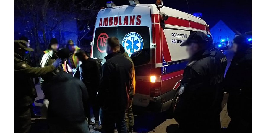 Двое жителей Польши пытались перевезти 18 мигрантов, замаскировав машину под скорую