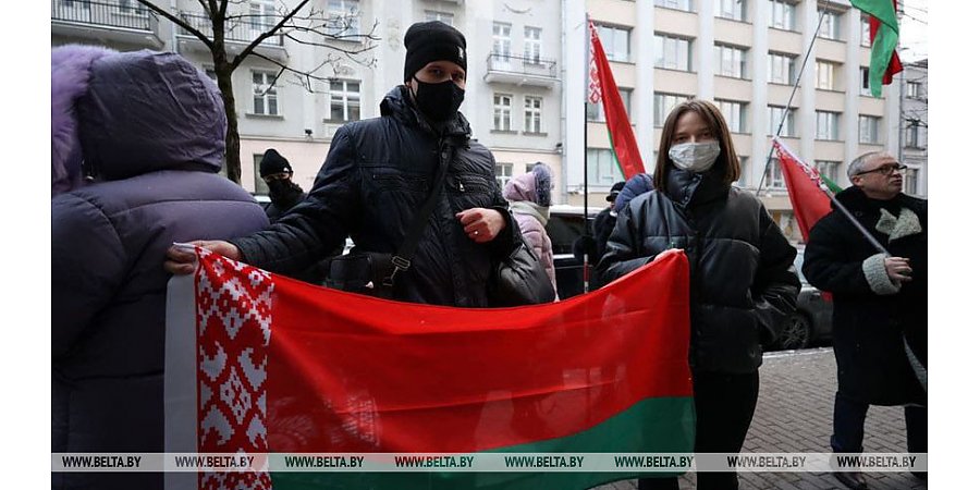 ФОТОФАКТ: Белорусы собрались на пикет у посольства Великобритании в Минске