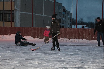 В центре Вороново залили каток