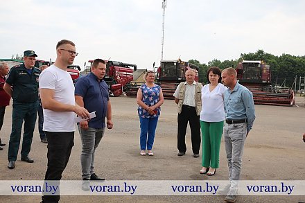 К уборочной страде готовы не все. Смотр готовности зерноуборочной техники и сушильного хозяйства сельхозпредприятий прошел с участием председателя райисполкома Дмитрия Захарчука в Вороновском районе