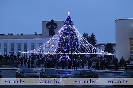 Новый год — на пороге. Главная елка Вороновщины засверкала яркими огнями