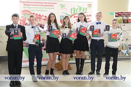 Торжественное вручение паспортов и посадка деревьев. В Вороново прошли мероприятия,  посвященные 25-й годовщине Конституции Республики Беларусь (Фото, +Видео)