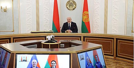 Александр Лукашенко пригласил Марину Василевскую и Олега Новицкого в гости после космического полета и пообещал угостить фирменным салатом