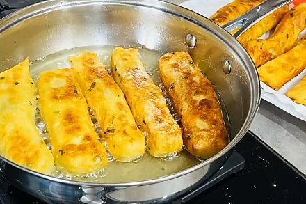 Ароматные и мягкие: рецепт жареных пирожков с картошкой и зеленым луком