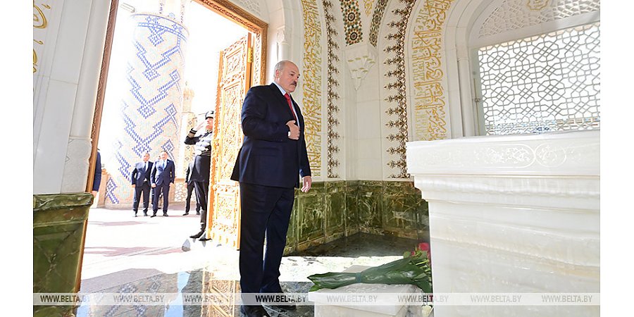 Александр Лукашенко в Самарканде посетил мавзолей первого Президента Узбекистана Ислама Каримова