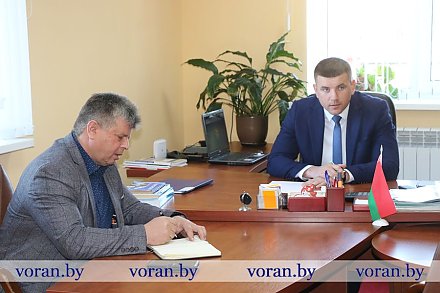 Председатель Вороновского райисполкома Дмитрий Захарчук провел прием граждан в агрогородке Больтиники
