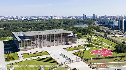 Президент прилетел во Дворец Независимости