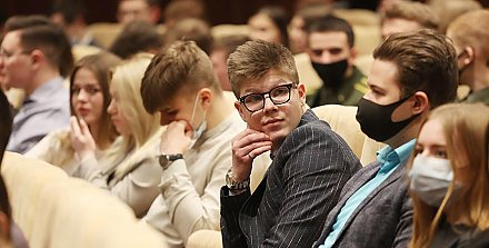 Почему зумеры и миллениалы - сложные поколения? Педагог о патриотическом воспитании в университете