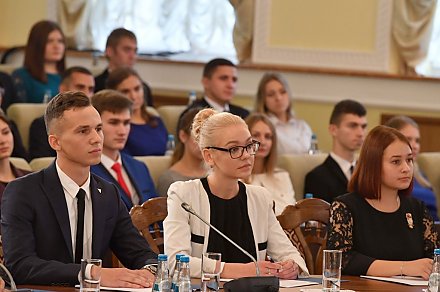 Гродненские студенты подарили Александру Лукашенко альбом с гравюрами известных исторических личностей