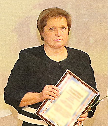 Александр Лукашенко вручил орден Почета управляющему производственной бригадой КСУП "Гирки" Вороновского района Марии Козич