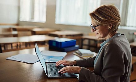 Обязан ли учитель отвечать родителям после работы?