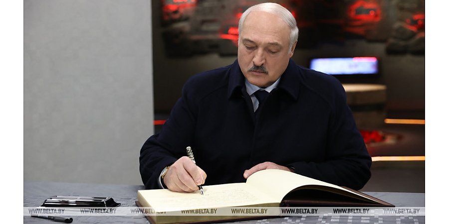 "Увиденное потрясает". Лукашенко оставил запись после посещения музея в Хатыни