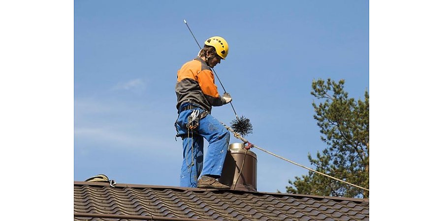 Как часто нужно чистить дымоход кирпичной печи от сажи в частном жилом доме и как сделать это правильно?