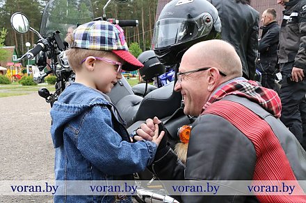Весело и громко. На детский праздник в лагерь «Ромашка» приехали байкеры  
