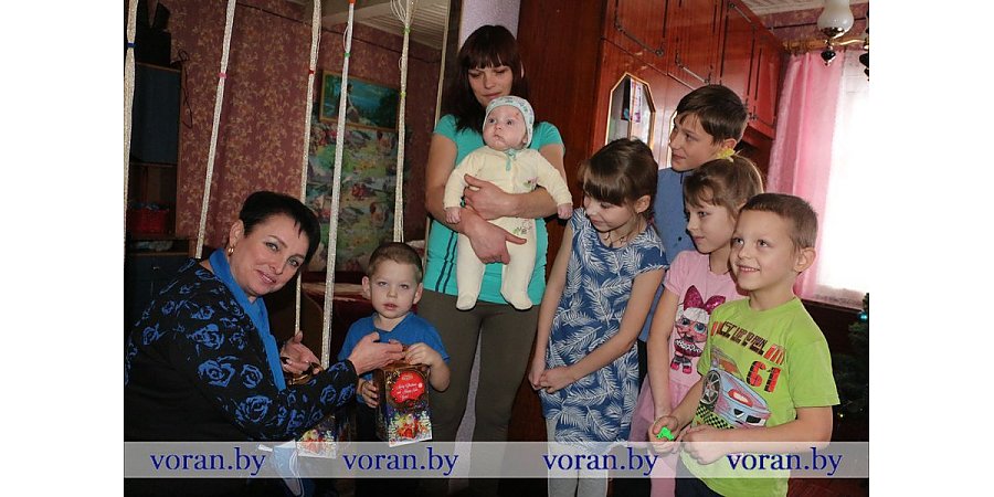 В подарок — новогоднее настроение. Представительницы Вороновской районной организации «Наши дети» присоединились к акции «Белорусский союз женщин — детям!» 